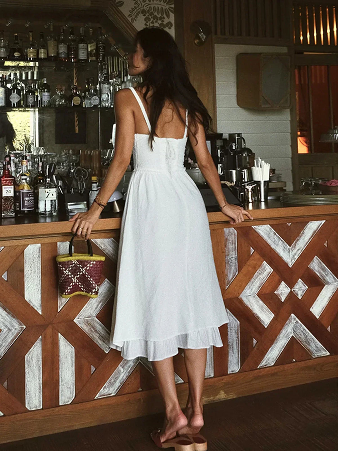 Iris |Vestido midi liso con tirantes y volante en el bajo